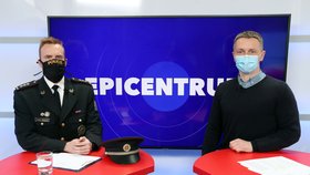 Policejní rada a mluvčí policejního prezídia Ondřej Moravčík hostem pořadu Epicentrum dne 14.4.2020. Vpravo moderátor Bohuslav Štěpánek.