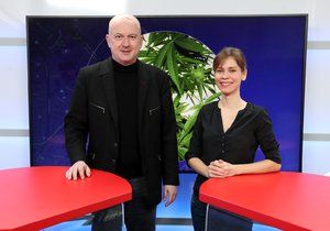Adiktolog Tomáš Zábranský byl hostem pořadu Epicentrum vysílaného 4.3.2019. Vpravo moderátorka Markéta Volfová.