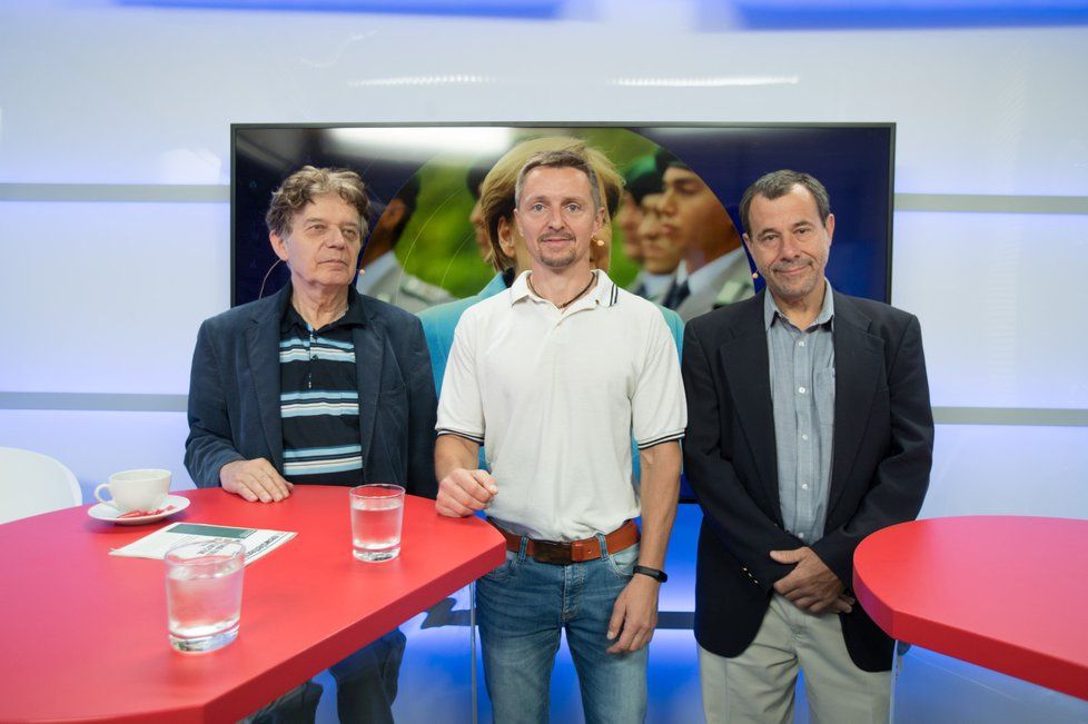 Politolog Alexander Tomský (vlevo) a neurolog Martin Jan Stránský  byli 15. 7. 2019 hosty pořadu Epicentrum. Uprostřed moderátor Bohuslav Štěpánek.