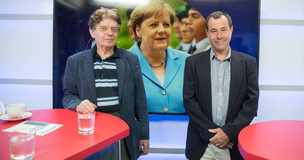 „Už jenom dožívá.“ O třesech Merkelové i jejím konci promluvili experti