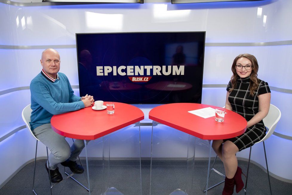 Dopravní expert Robert Vacek byl hostem pořadu Epicentrum 12. 11. 2019. Vpravo moderátorka Sabina Dračková.