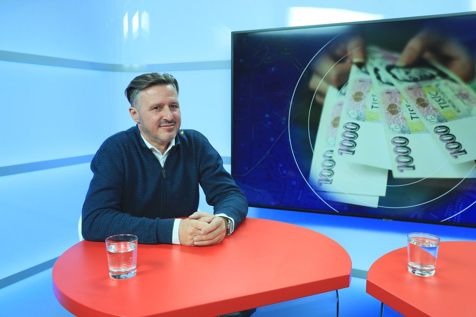 Poslanec Petr Pávek (za STAN) dorazil do pořadu Epicentrum řešit platy zákonodárců.