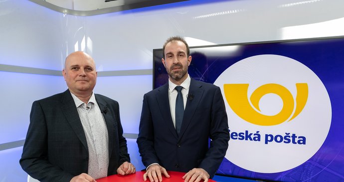 Vysíláme: Pověřený šéf České pošty a starosta o osudu poboček i propouštění. Jak se vybíraly rušené pošty?