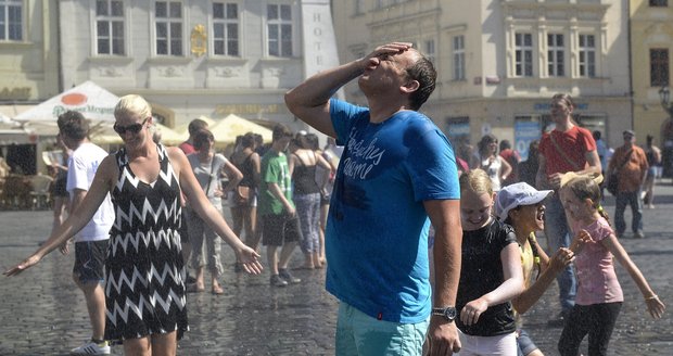 Česko zasáhne teplotní zlom. Zatímco přes den bude přes 30 stupňů, v noci spadnou teploty k pouhým pěti stupňům. Česko zasáhne teplotní zlom. Zatímco přes den bude přes 30 stupňů, v noci spadnou teploty k pouhým pěti stupňům.