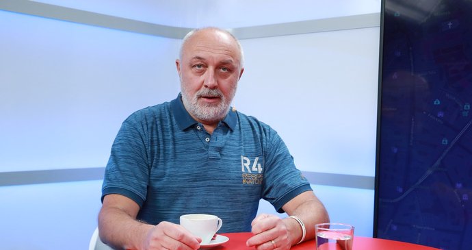 Psychoterapeut Miloslav Čedík, který byl hostem pořadu Epicentrum na Blesk TV (5.12.2018).