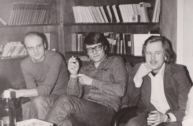 Ilegální filozofické semináře tzv. podzemní univerzity v bytě Tominových před rokem 1989. Zleva Jan Ruml, organizátor Julius Tomin a Václav Havel.