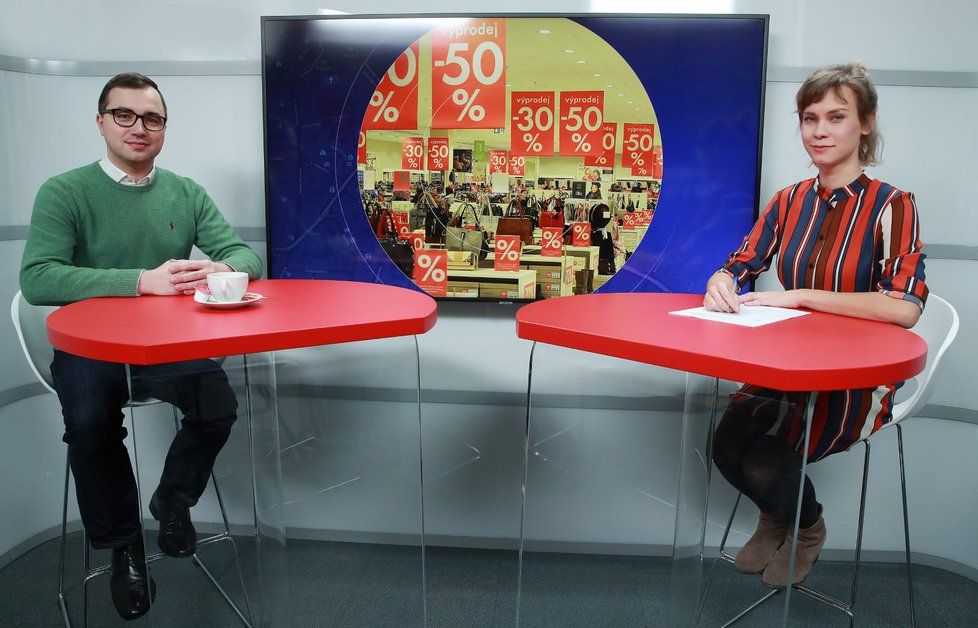 Právník Lukáš Zelený ze spotřebitelského sdružení dTest byl hostem pořadu Epicentrum na téma Slevy. Vpravo moderátorka Markéta Volfová.