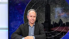 Pavel Suchan, pracovník Astronomického ústavu AVČR v pořadu Epicentrum  - za sebou má obrázek toho, jak by vypadalo zhasnuté velkoměsto