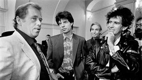 Prezident Václav Havel přijal na Pražském hradě kapelu the Rolling Stones před legendárním koncertem na pražském Strahově v roce 1990.
