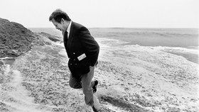 Václav Havel na pláži v Portugalsku v roce 1990.