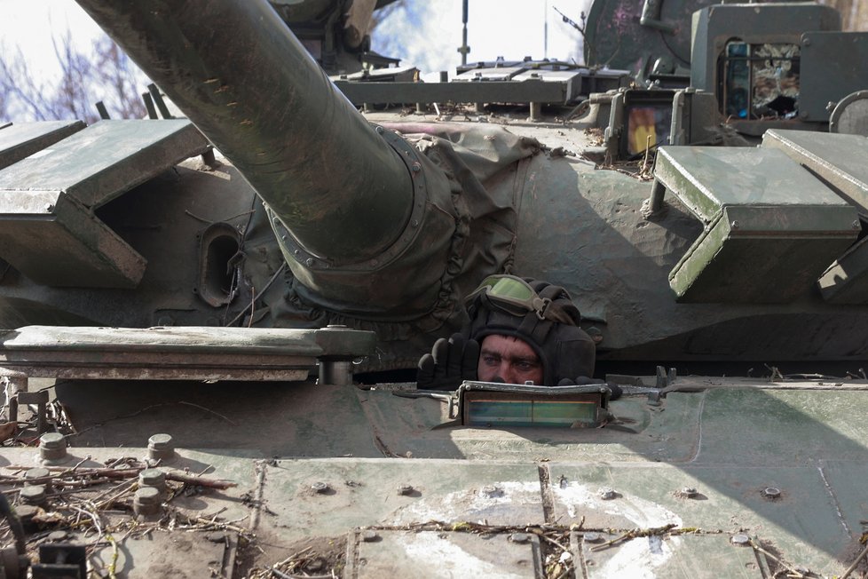 Ukrajinský voják obsluhuje zajatý ruský tank T-72