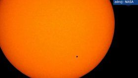Malá černá tečka na Slunci je Merkur, takto by měl být viditelný v listopadu 2019
