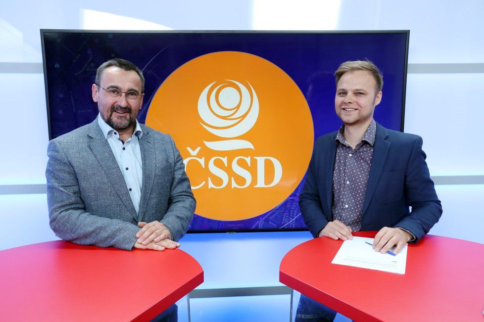 Europoslanec a lídr kandidátky ČSSD Pavel Poc byl hostem pořadu Epicentrum dne 7.5.2019. Vpravo moderátor Jakub Veinlich.