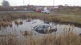 Řidička měla epileptický záchvat: Sjela do rybníka