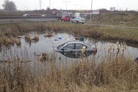 Řidička měla epileptický záchvat: Sjela do rybníka