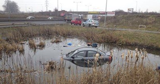 Řidička sjela s autem do rybníka