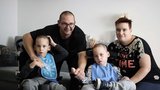 Dvojčata Šimon a Matěj (7) protrpí denně desítky těžkých záchvatů: Tatínek promluvil o naději