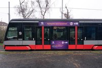 Prahou projede fialová tramvaj s lékaři: Naučí lidi, jak reagovat při epileptickém záchvatu