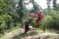 Muže skolil při procházce v lese epileptický záchvat: Vrtulník nedokázal přistát