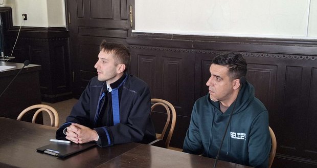 Epileptik Mykhailo Hashuliak (vpravo) porušil zákaz řízení, při nehodě usmrtil cyklistu. Dostal 2 roky vězení.