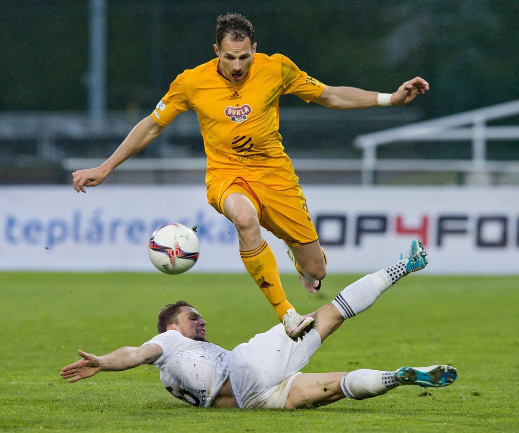 Nešťastník zápasu Jakub Podaný (nahoře) v souboji s Adamem Jánošem