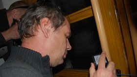 Tajemník Městského úřadu v Moravském Krumlově Pavel Vavřina pečetí dveře, za nimiž je Slovanská epopej.