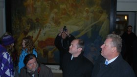 Slavná plátna Alfonse Muchy si v pátek večer prohlédli i hejtman Hašek a ministr kultury Besser (vpravo).