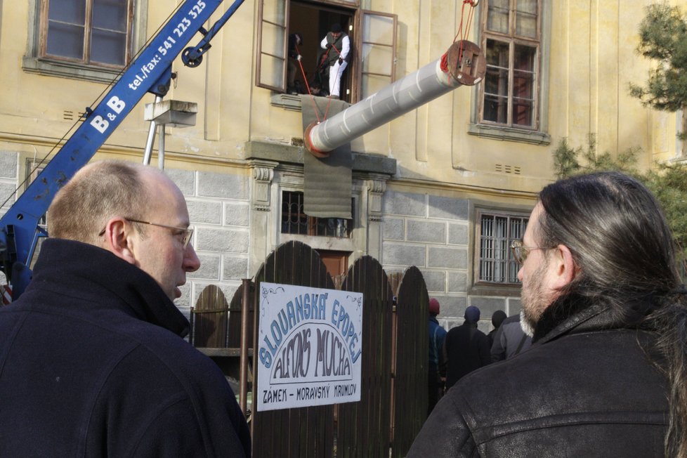 Na zámku v Moravském Krumlově začalo 8. února stěhování pěti srolovaných pláten Slovanské epopeje Alfonse Muchy do Prahy.