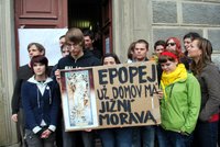 Stěhování Slovanské epopeje: Morava proti Praze