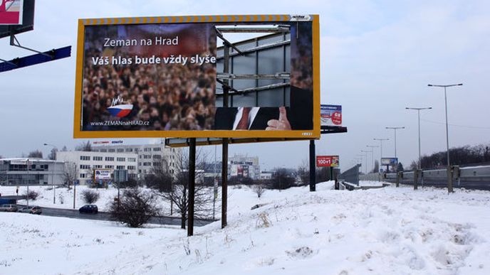 Údajný umělec vystupující pod přezdívkou Epos 257 vyřízl z billboardů portréty Miloše Zemana a jeho tehdejšího prezidentského protikandidáta Karla Schwarzenberga. Ty zarámoval, vystavil a prodal. Prý za dva miliony korun.