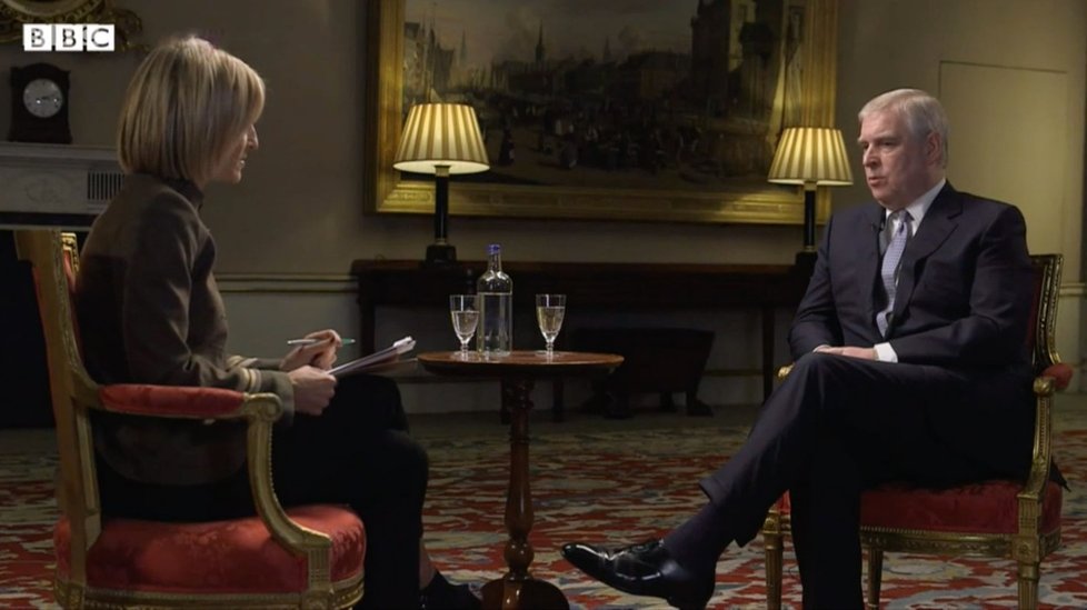 Princ Andrew v rozhovoru BBC, v němž popřel, že by sexuálně zneužil nezletilou Virginii. Za interview byl kritizován, jeho vystoupení bylo přijato rozporuplně