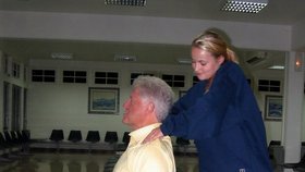 Kauza Epstein: Chauntae Davies dává masáž Billu Clintonovi.