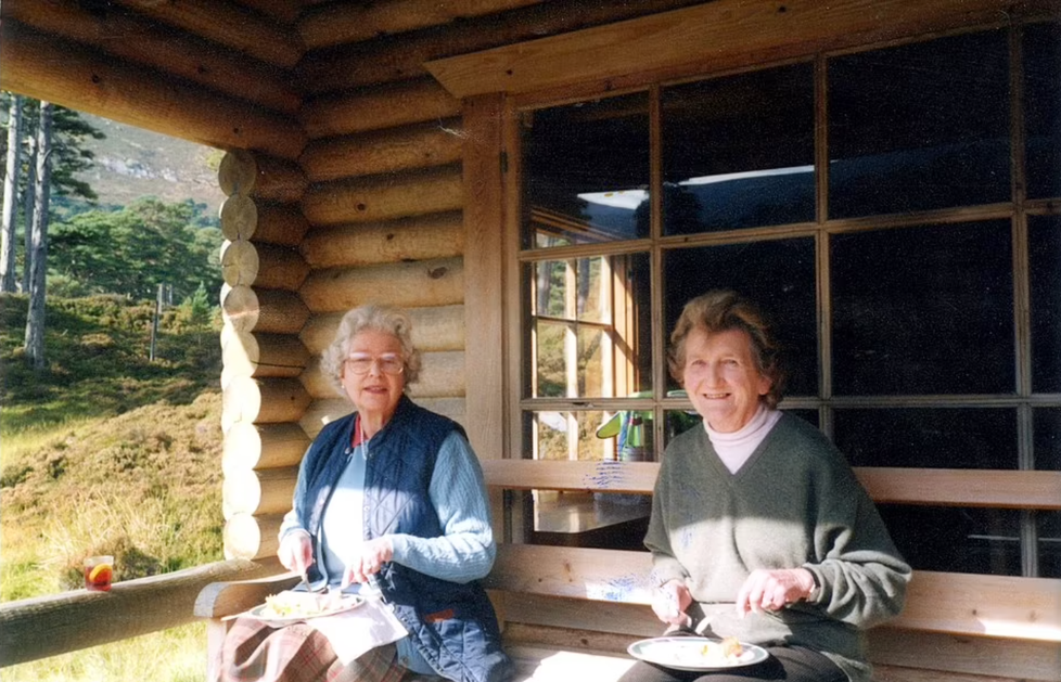Královna se svojí přítelkyní Margaret Rhodesovou na chatě