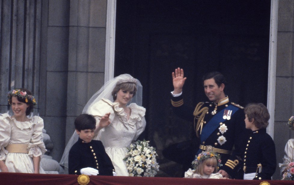 Clemmie, pravnučka britského premiéra Winstona Churchilla, na svatbě Diany. (1981)