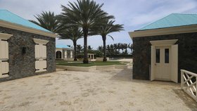 Skupina amerických demokratických kongresmanů zveřejnila sérii fotografií a videí sídla odsouzeného sexuálního delikventa Jeffreyho Epsteina na jeho soukromém ostrově v Karibiku.