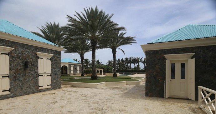 Skupina amerických demokratických kongresmanů zveřejnila sérii fotografií a videí sídla odsouzeného sexuálního delikventa Jeffreyho Epsteina na jeho soukromém ostrově v Karibiku.