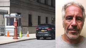 Po sebevraždě Epsteina dostali dva bachaři pracovní volno a ředitel věznice byl přeložen.