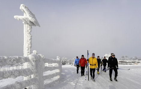 Foto ke smogové situaci v Ústeckém kraji, Zatímco pøi pohledu z vrcholku Kruných hor nebylo v údolí díky smogové peøinì nic vidìt, nahoøe vìtinou panovalo sluneèné poèasí.Snímek byl poøízen Na Komáøí Více na Teplicku.