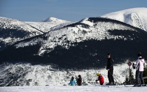 Z pokračující zimy se radují lyžaři, skvělé podmínky jsou i v lyžařském areálu Medvědín ve Špindlerově Mlýně.