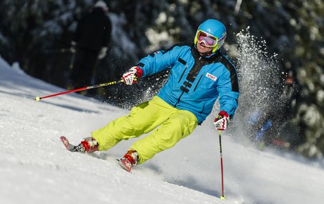 V Krkonoších začala 29. listopadu lyžařská sezona. Lyžaři mohou využívat 500 metrù sjezdovky Anděl na vrcholu Černé hory, kde leží zhruba 40 centimetrů sněhu.