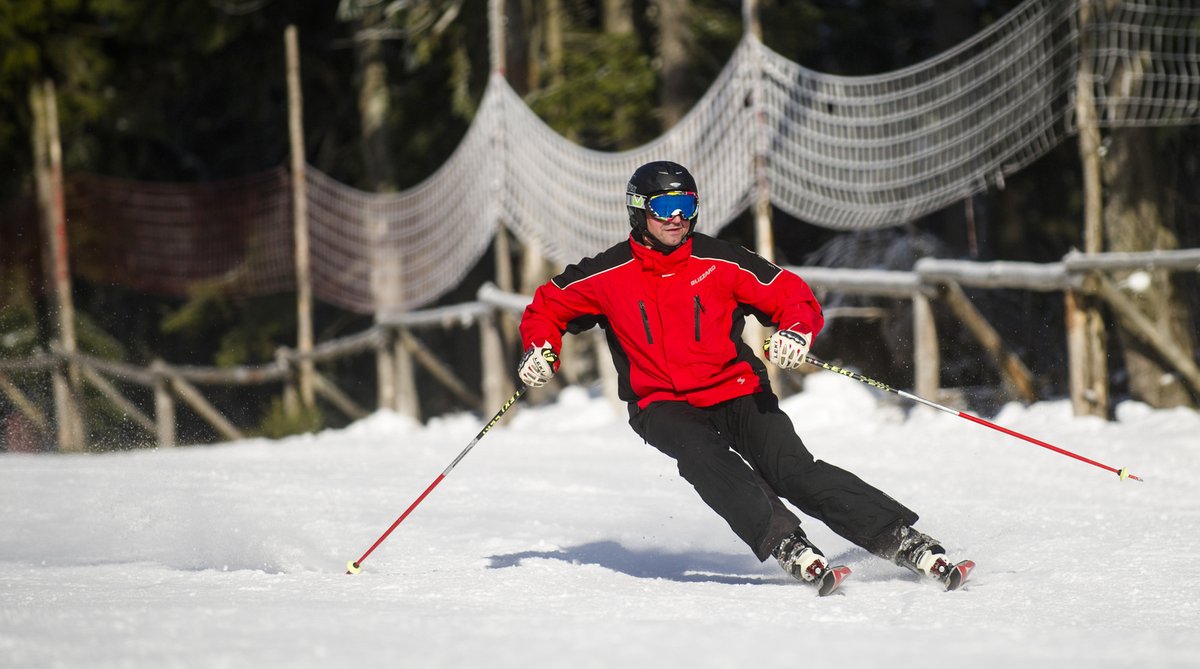 V Krkonoších začala 29. listopadu lyžařská sezona. Lyžaři mohou využívat 500 metrù sjezdovky Anděl na vrcholu Černé hory, kde leží zhruba 40 centimetrů sněhu.