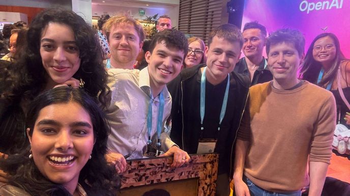 Zakladatelé Era Compute s šéfem OpenAI Samem Altmanem. Richard Mládek je uprostřed vlevo, Tadeáš Bíbr vpravo. Zakladatelé Era Compute s šéfem OpenAI Samem Altmanem. Richard Mládek je uprostřed vlevo, Tadeáš Bíbr vpravo.