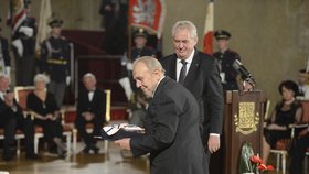 Miloš Zeman předává Řád T. G. Masaryka filosofovi Erazimu Kohákovi