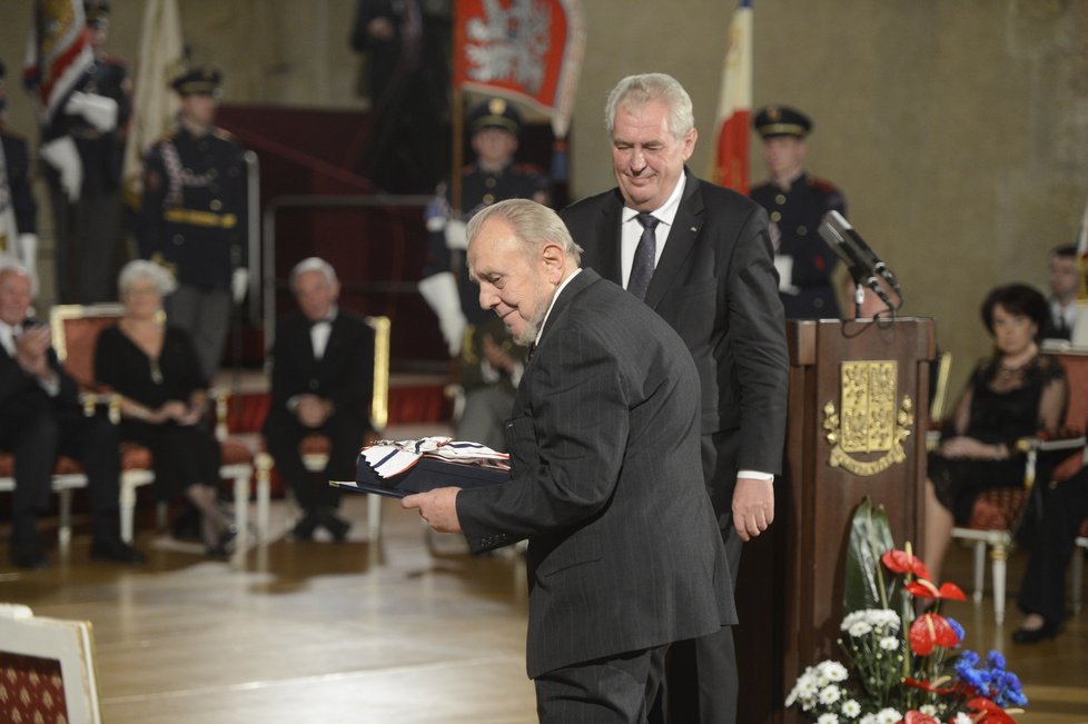 Miloš Zeman předává Řád T. G. Masaryka filosofovi Erazimu Kohákovi