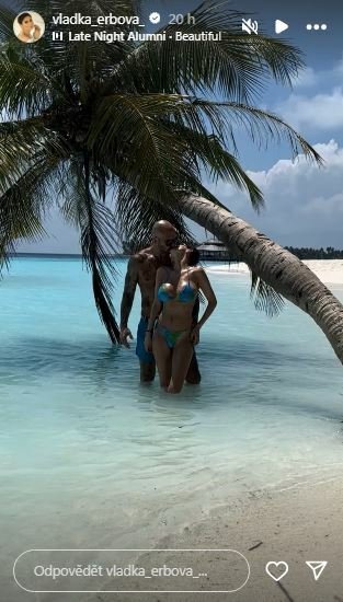 Vlaďka Erbová prožívá v ráji na Maledivách opět štěstí. A její dlouho utajovaný partner se chlubí krásnou manželkou.