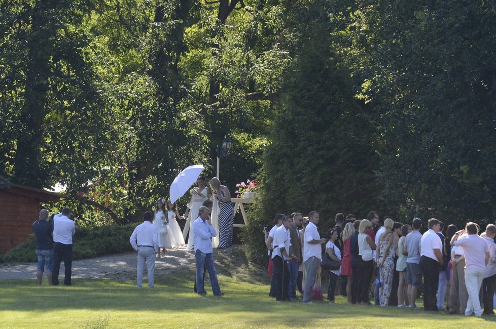 Na svatbu Řepka pozval také exparťáka ze Sparty Jaromíra Blažka, za nímž stojí další bývalý sparťan Miroslav Slepička (o berlích).