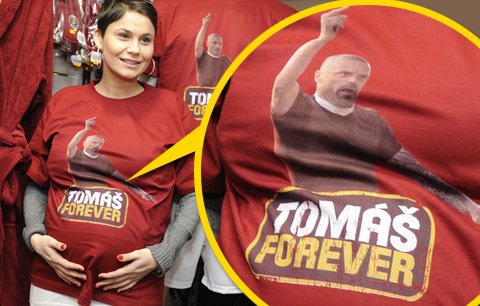 Těhotná Vlaďka Erbová oblékla při autogramiádě svého přítele Tomáše Řepky triko s jeho známým vulgárním gestem - vztyčeným prostředníčkem