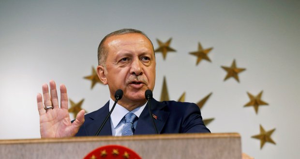 Erdogan vyhrál prezidentské volby v Turecku už v prvním kole: Soupeř přiznal porážku