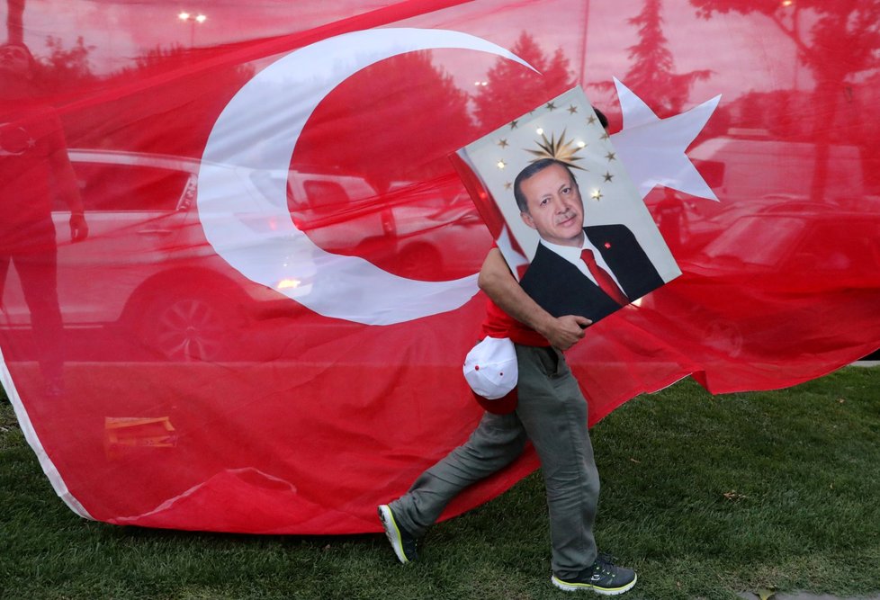 Turecký prezident Recep Tayyip Erdogan obhájil svůj mandát už v prvním kole voleb.