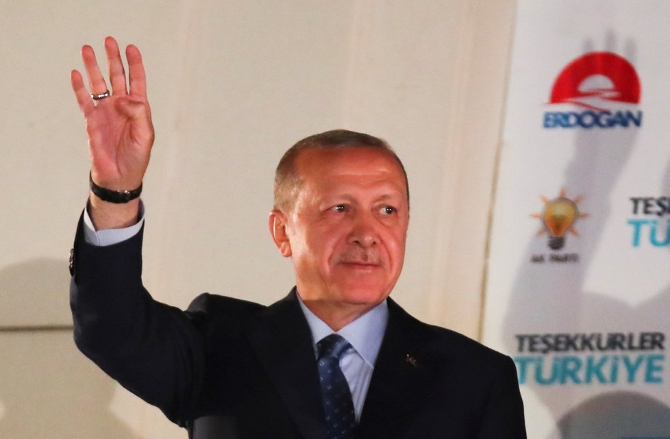 Turecký prezident Recep Tayyip Erdogan obhájil svůj mandát už v prvním kole voleb.